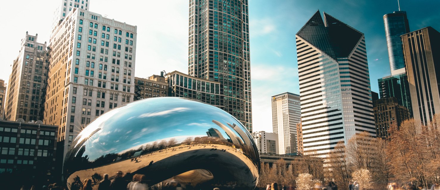 Chicago bean statue in front of the downtown skyline.